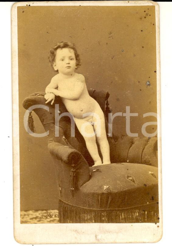 Fotografia d epoca originale 1880 ca FIRENZE Bambino in posa curiosa su una poltrona MONTELATICI E BACIGALUPO 1