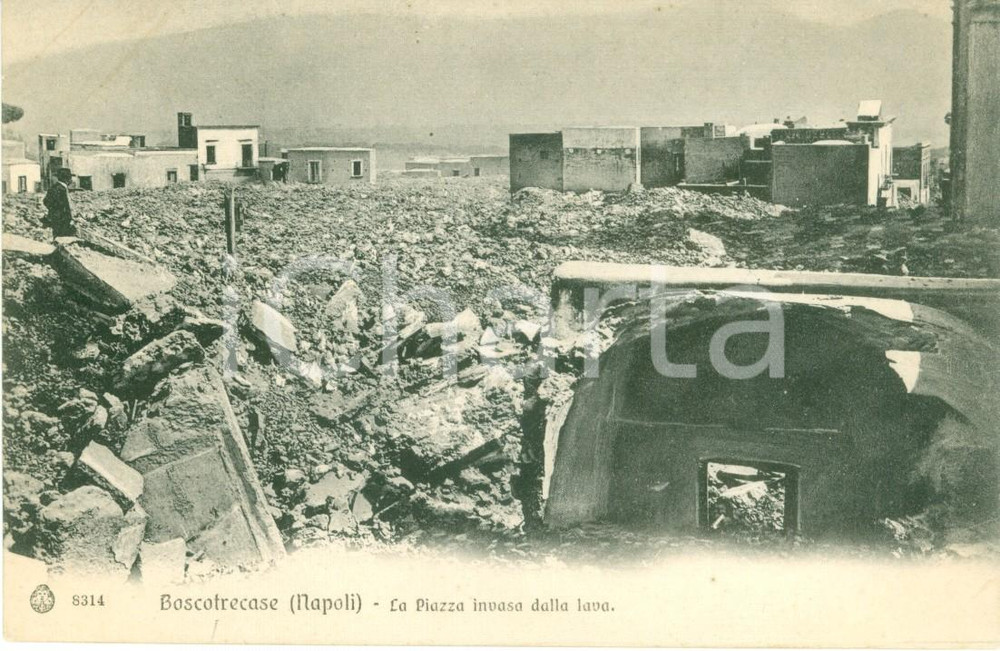 Cartolina originale da collezione 1930 ca BOSCOTRECASE NA Piazza invasa dalla lava per eruzione VESUVIO 1906 1