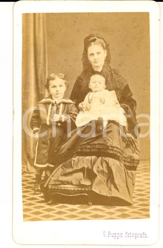 Fotografia d epoca originale 1870 ca COMO Giovane donna con i due figli Fotografia G. PUPPO 1