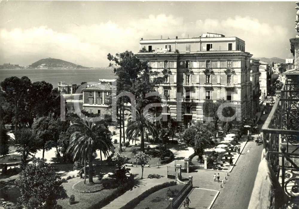 Cartolina originale da collezione 1952 FORMIA LT Passanti e calesse in Via VITRUVIO Cartolina FG VG 1