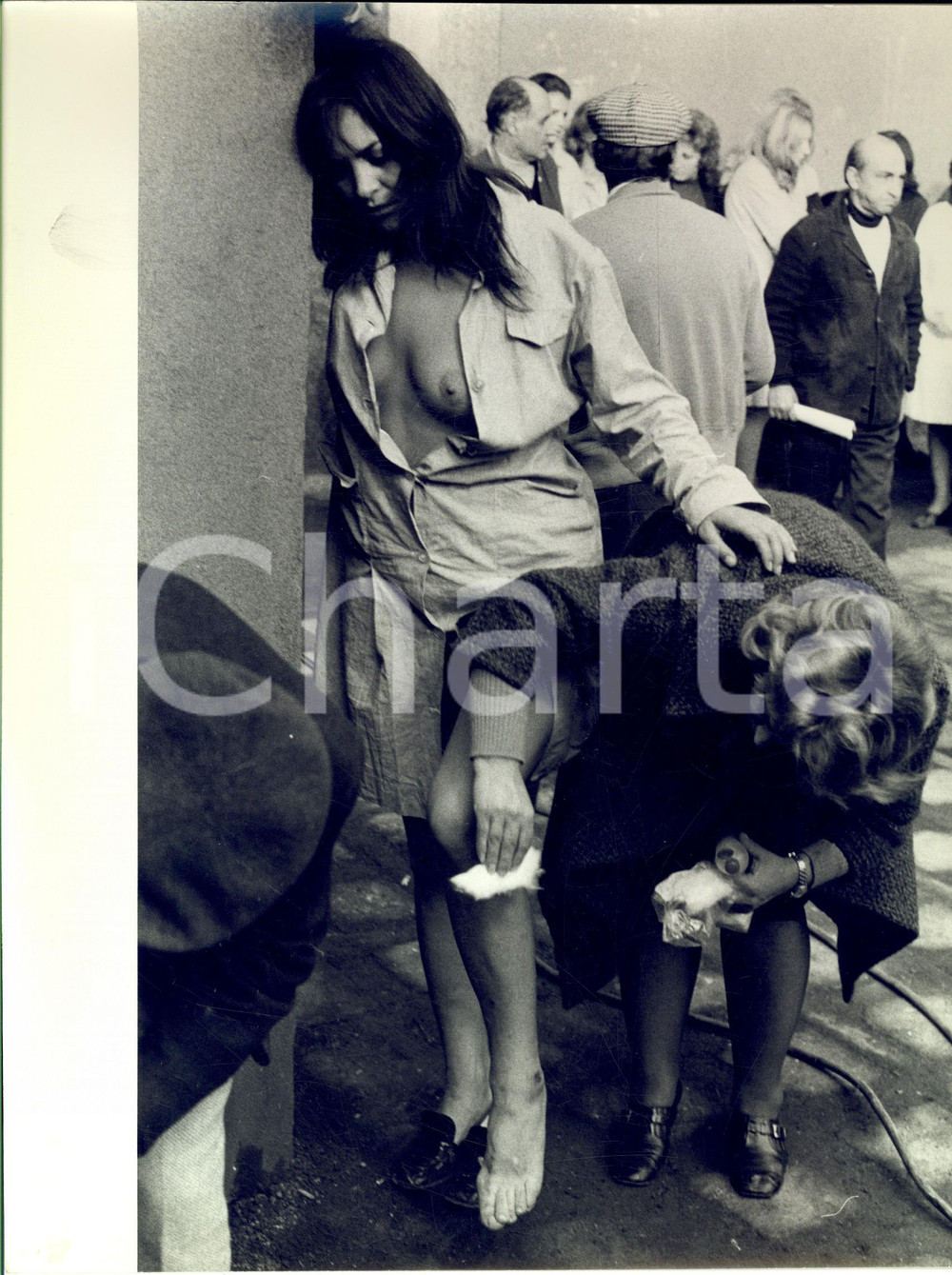 Fotografia d epoca originale 1970 ca MILANO CINEMA D AVANGUARDIA Attrice seminuda make up per scena di stupro 1