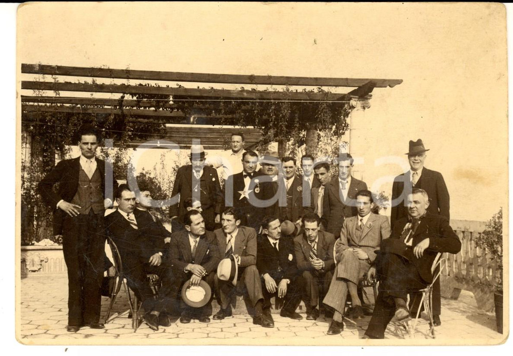 Fotografia d epoca originale 1930 ca ARGENTINA ? Club maschile riunito sotto un pergolato Foto FG VG 1