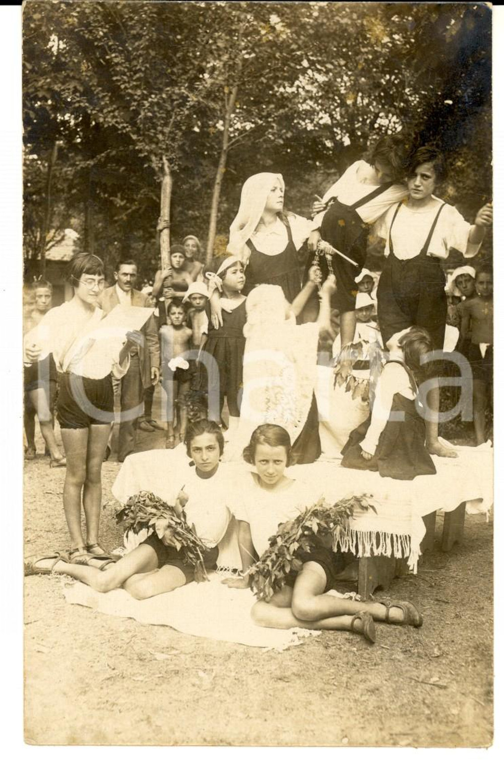 Fotografia d epoca originale 1930 ca AREA MERIDIONALE Recita di bambine in una colonia estiva Foto VINTAGE 1