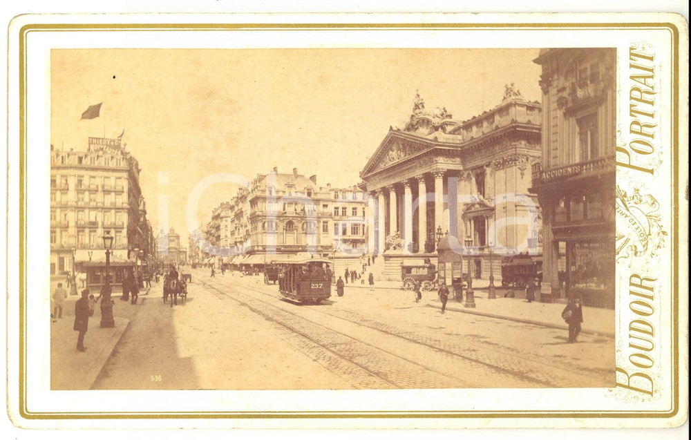 Fotografia d epoca originale 1890 ca BRUSSELS BELGIO Veduta della BORSA Animata con omnibus VINTAGE 1