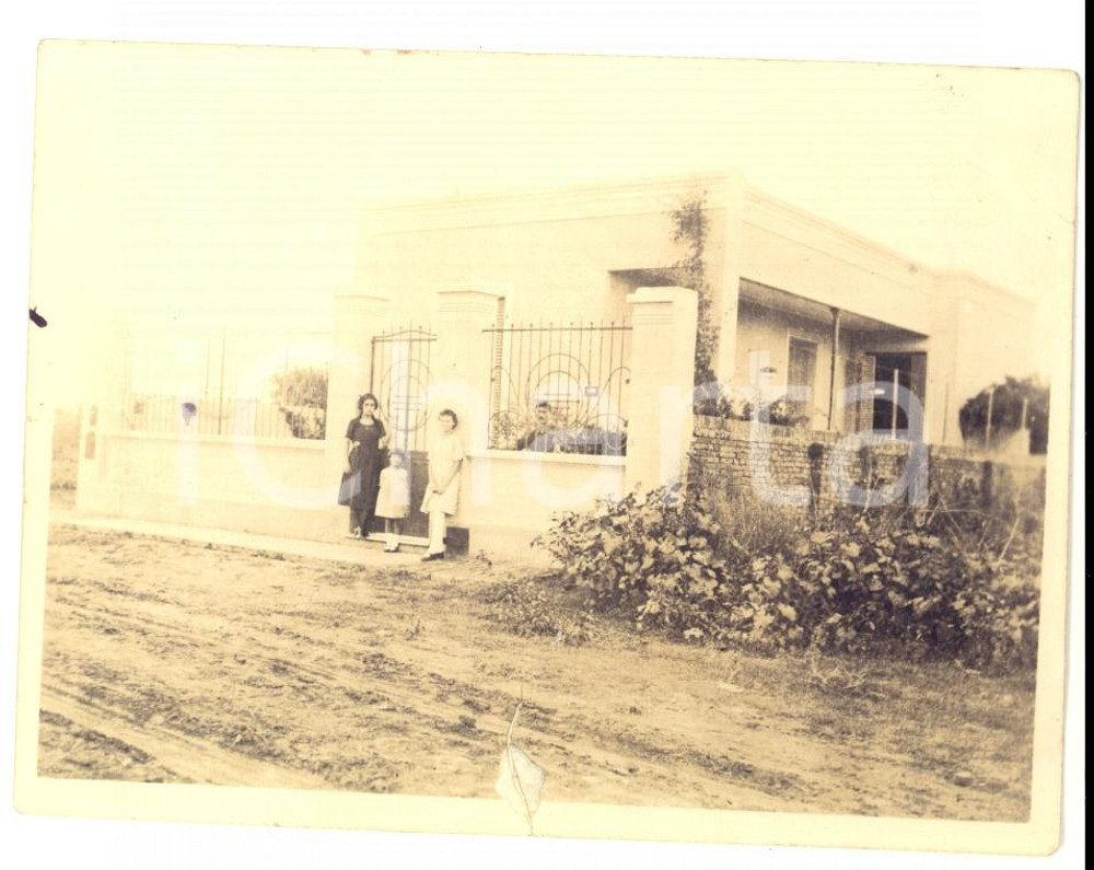 Fotografia d epoca originale 1922 BUENOS AIRES ARGENTINA Emigrati italiani davanti alla loro casa Foto 8x12 1