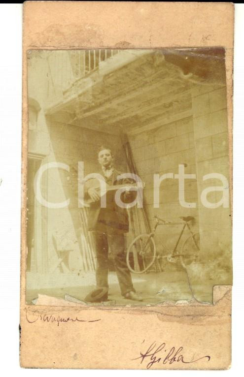Fotografia d epoca originale 1900 ca TORINO Studente con il mandolino chiede l elemosina Fotografia 5x10 1