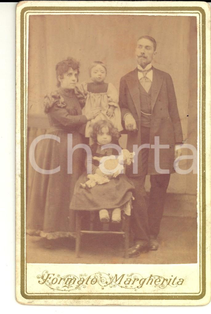 Fotografia d epoca originale 1880 ca Ritratto di famiglia con la bambola Fotografia VINTAGE 8 x 12 cm 1