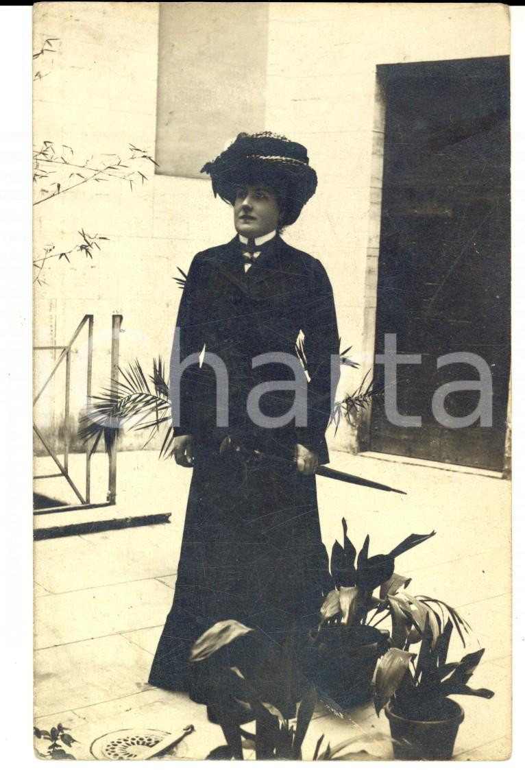 Fotografia d epoca originale 1920 ca AREA LIGURE Donna in posa tra i vasi di fiori Foto FP NV 1