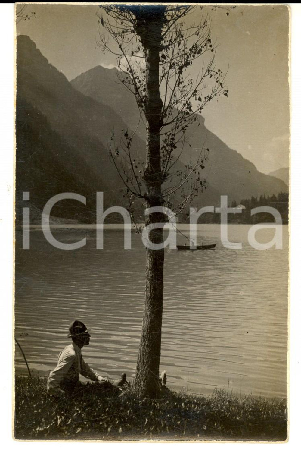 Fotografia d epoca originale 1920 ca LAGO DI ALLEGHE BL Villeggiante in riva al lago Foto FP NV 1