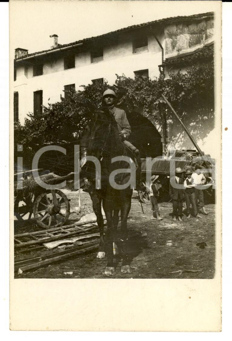 Fotografia d epoca originale 1915 ca AREA LOMBARDA Soldato di fanteria posa sull aia di una cascina Foto FP 1