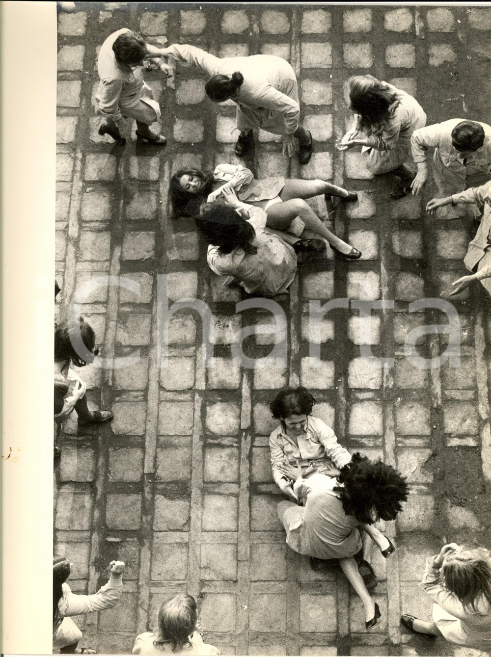 Fotografia d epoca originale 1970 ca MILANO CINEMA D AVANGUARDIA HIPPY Lotta tra coppie di donne Foto 1