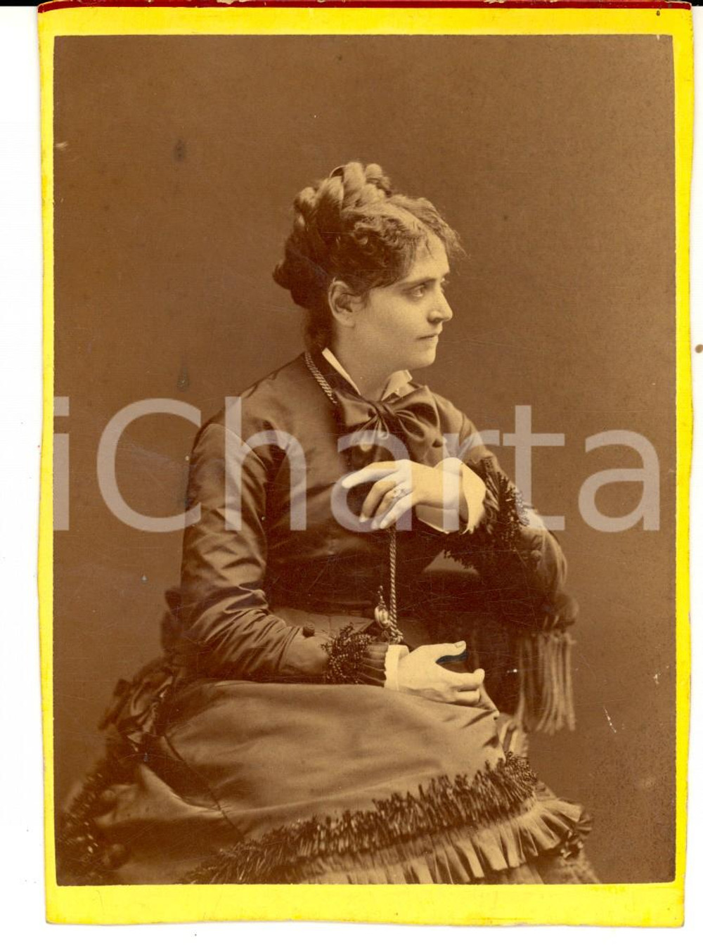 Fotografia d epoca originale 1880 ca MILANO Giovane donna in abito scuro Foto MONTABONE 10 x 14 1