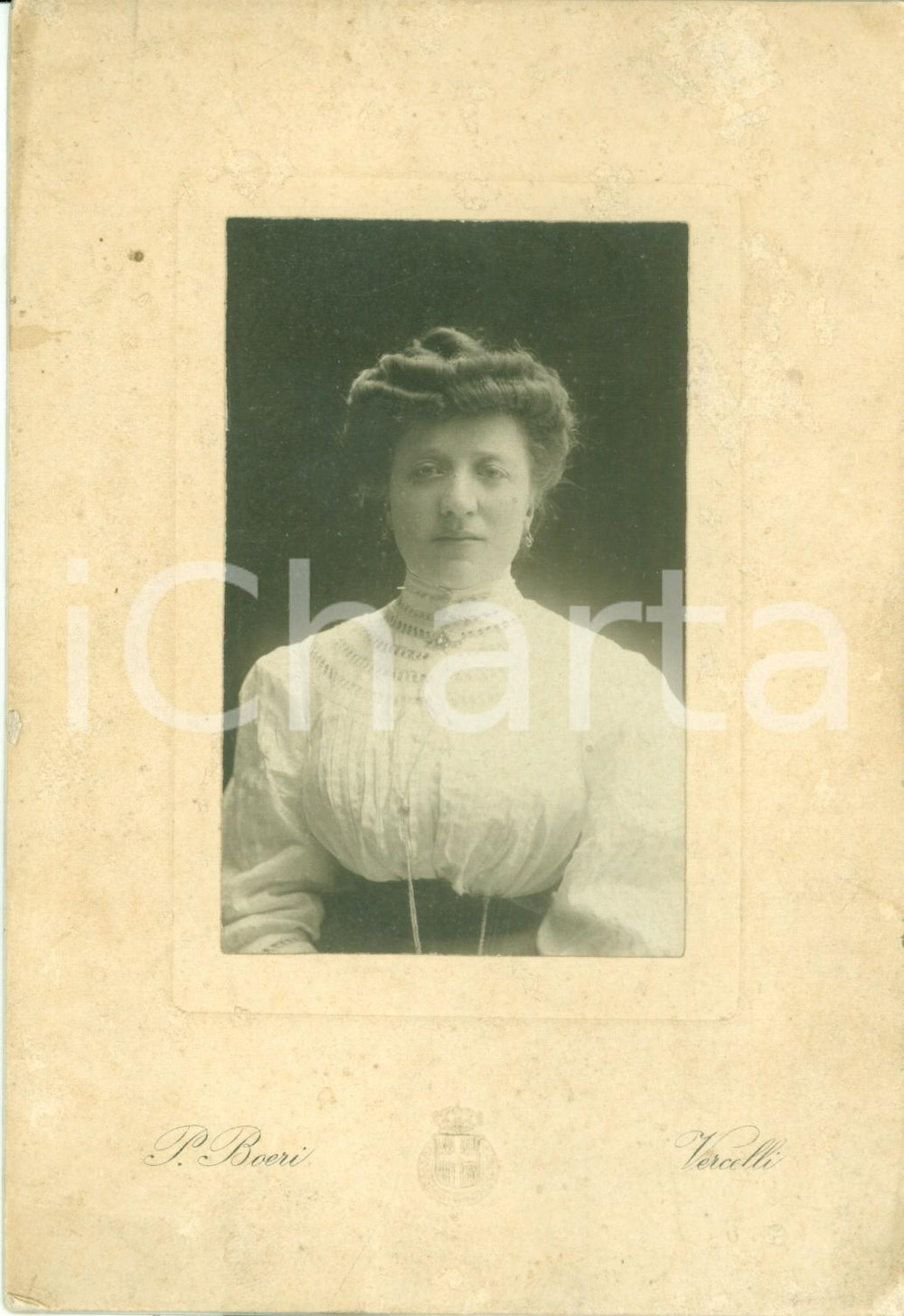 Documento originale, autentico 1890 ca VERCELLI Ritratto di gentildonna con abito a vita alta Fotografia BOERI 1