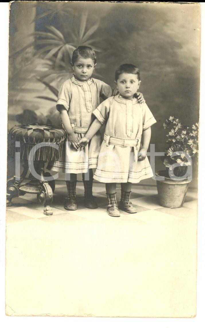 Fotografia d epoca originale 1920 ca ALESSANDRIA Fratellini abbracciati in abiti femminili Foto FERRARESE 1