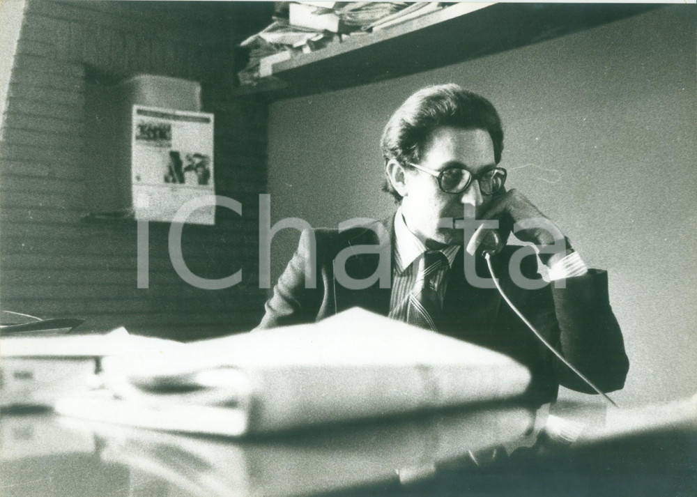 Fotografia d epoca originale 1975 ca NAPOLI Politico Guido DE MARTINO al telefono nel suo studio Fotografia 1