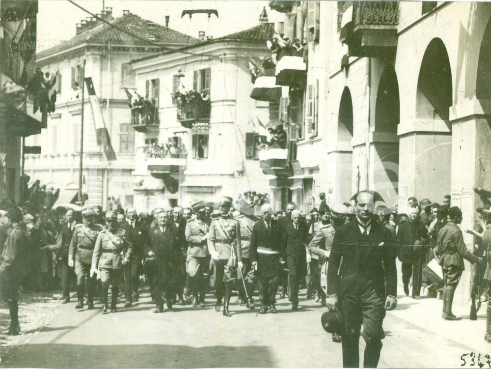 Fotografia d epoca originale 1930 ca TORINO RIVA DESTRA Umberto II sfila per le vie della cittÃ  Fotografia 1