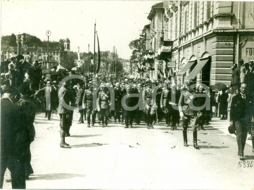 Fotografia d epoca originale 1930 ca TORINO RIVA DESTRA Principe Umberto II sfila per le vie Fotografia 1