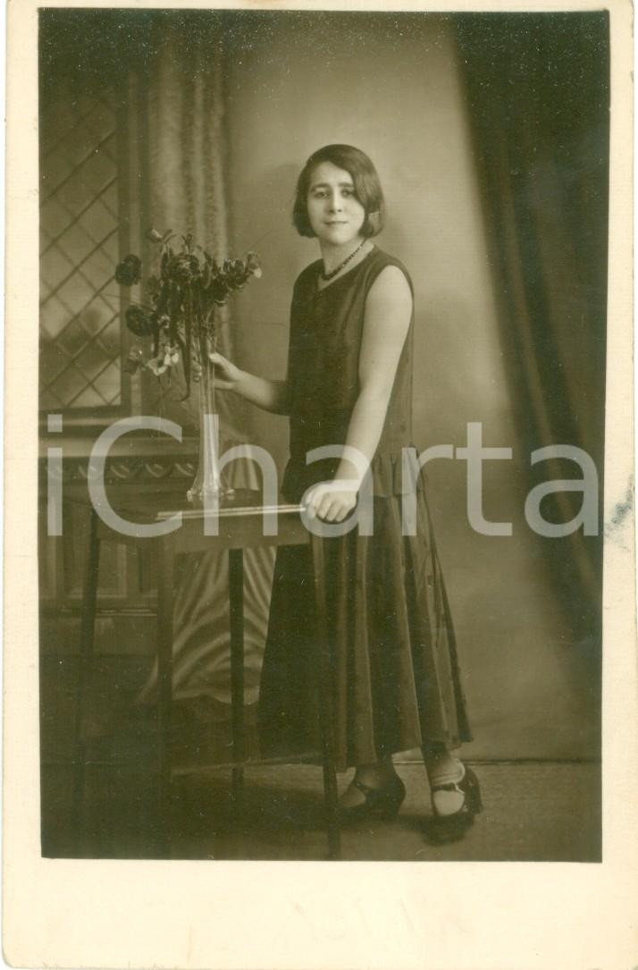 Fotografia d epoca originale 1930 ca SMETHWICK UK Ragazza in abito estivo con vaso di fiori NUVA PORTRAITS 1