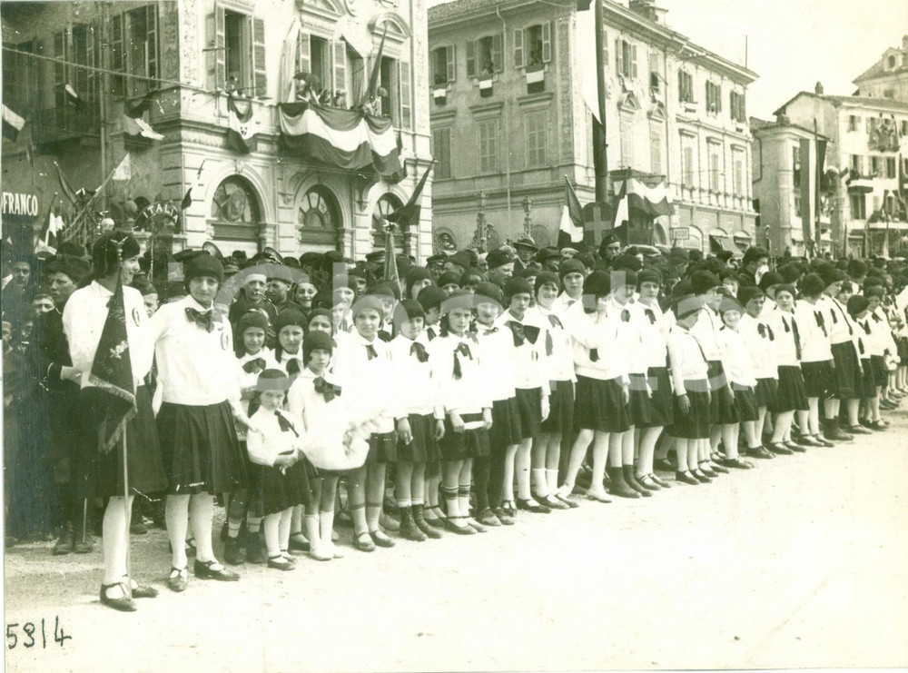 Fotografia d epoca originale 1930 ca TORINO Balilla e Piccole Italiane schierate per visita UMBERTO II Foto 1