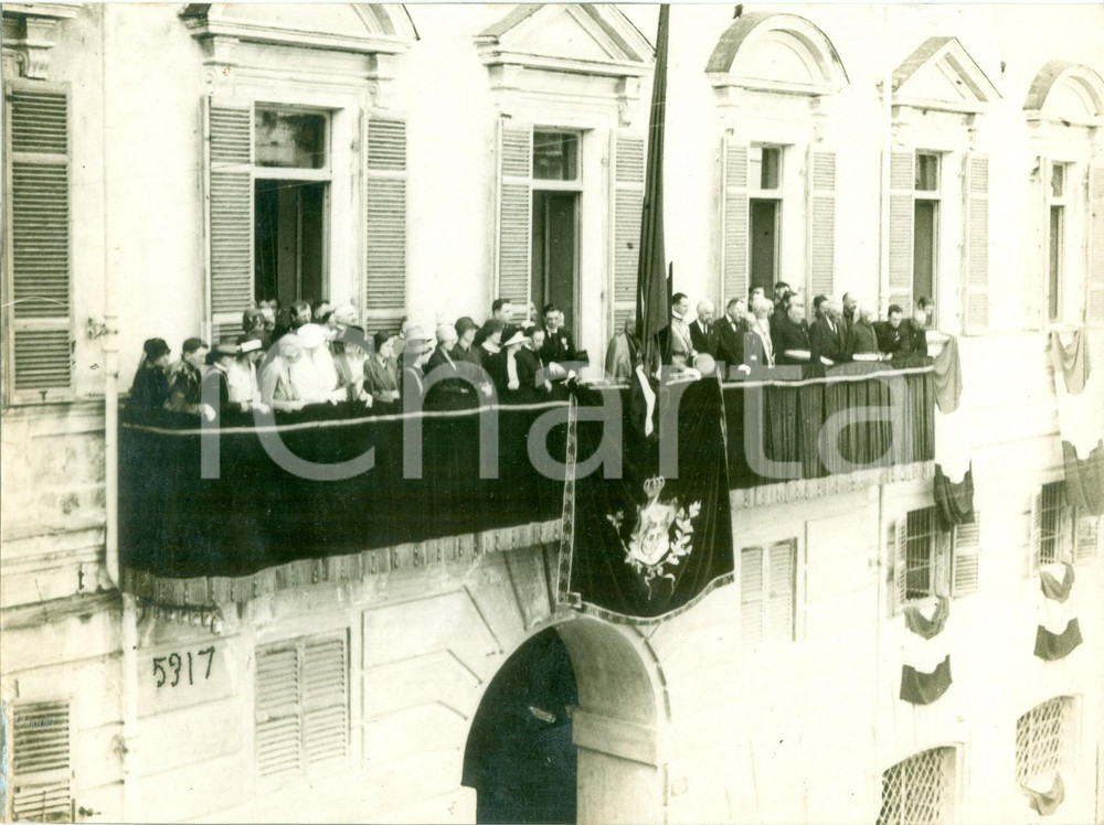 Documento originale, autentico 1930 ca TORINO Principe UMBERTO II e autoritÃ  affacciati al balcone Fotografia 1