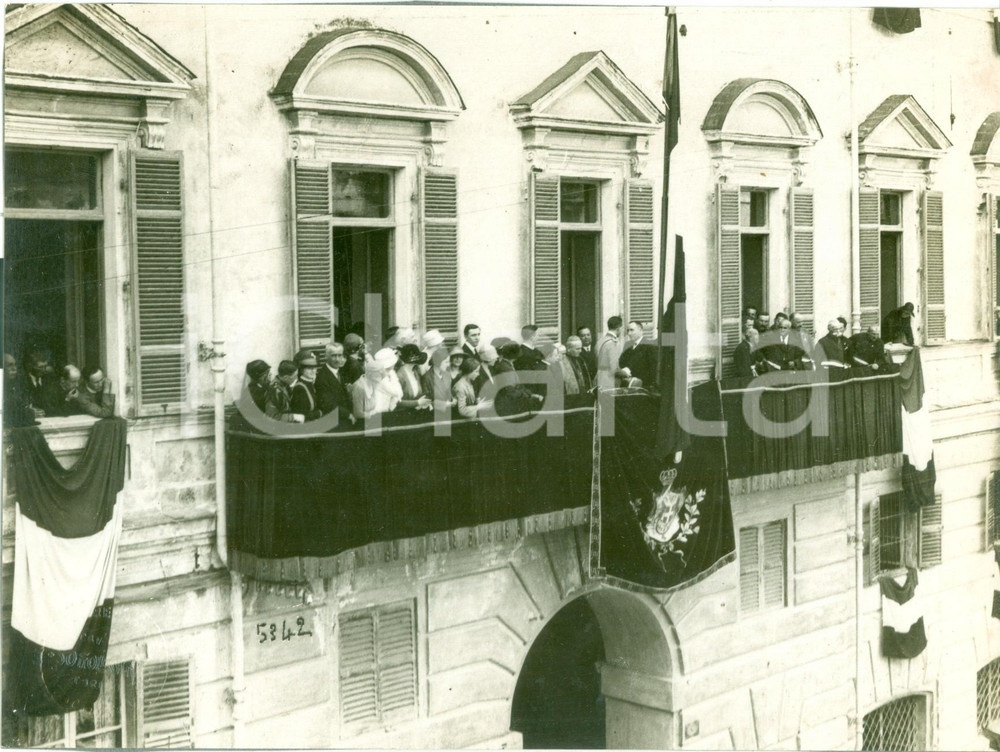 Fotografia d epoca originale 1930 ca TORINO Principe UMBERTO II affacciato al balcone con le autoritÃ  Foto 1
