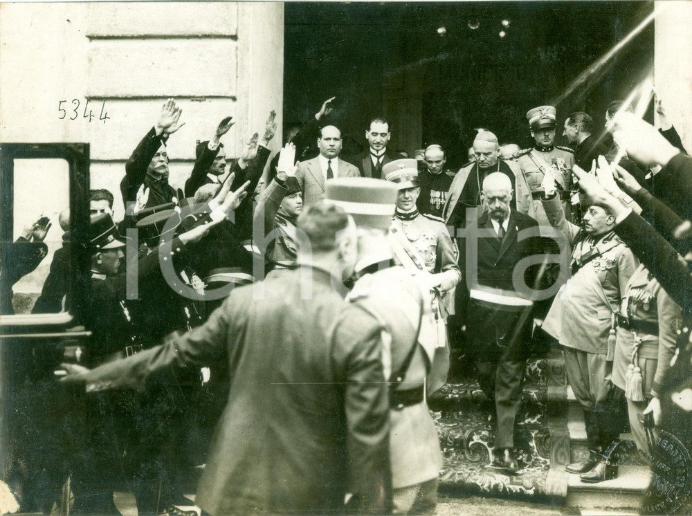 Fotografia d epoca originale 1930 ca TORINO Principe UMBERTO II acclamato da ufficiali ALPINI Fotografia 1