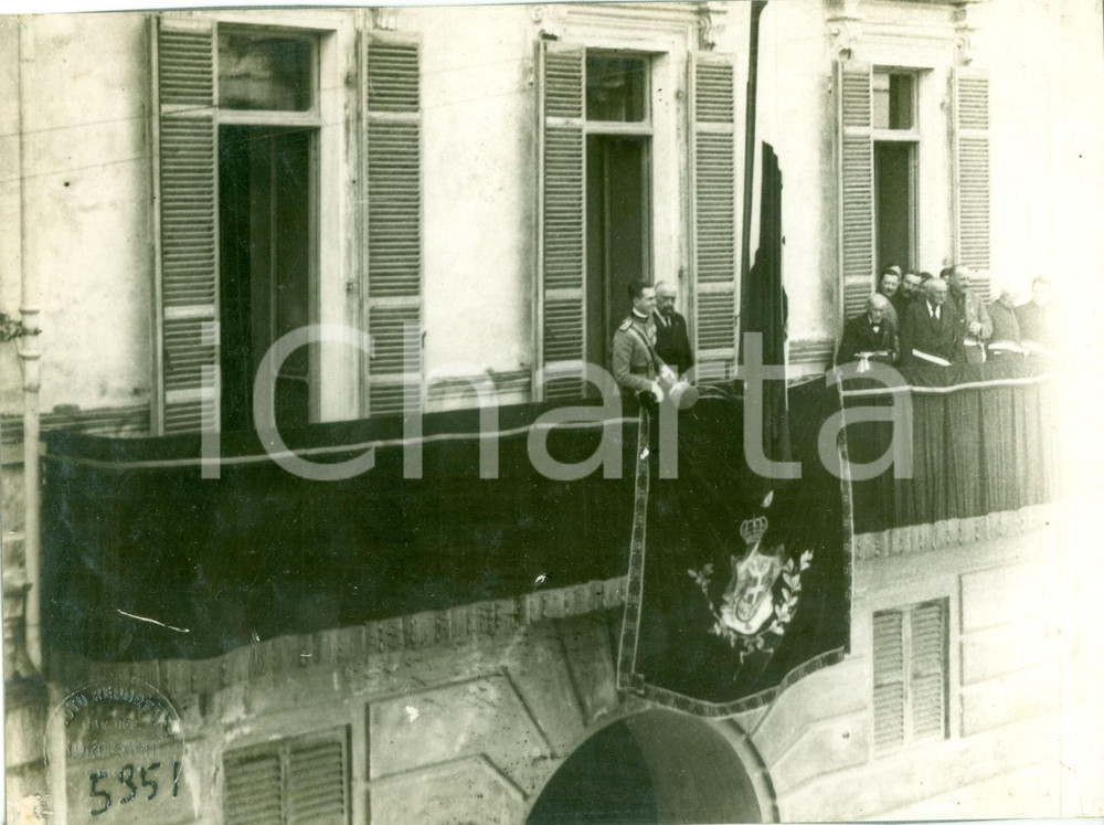 1930 ca TORINO Principe UMBERTO II affacciato al balcone con autorità Fotografia