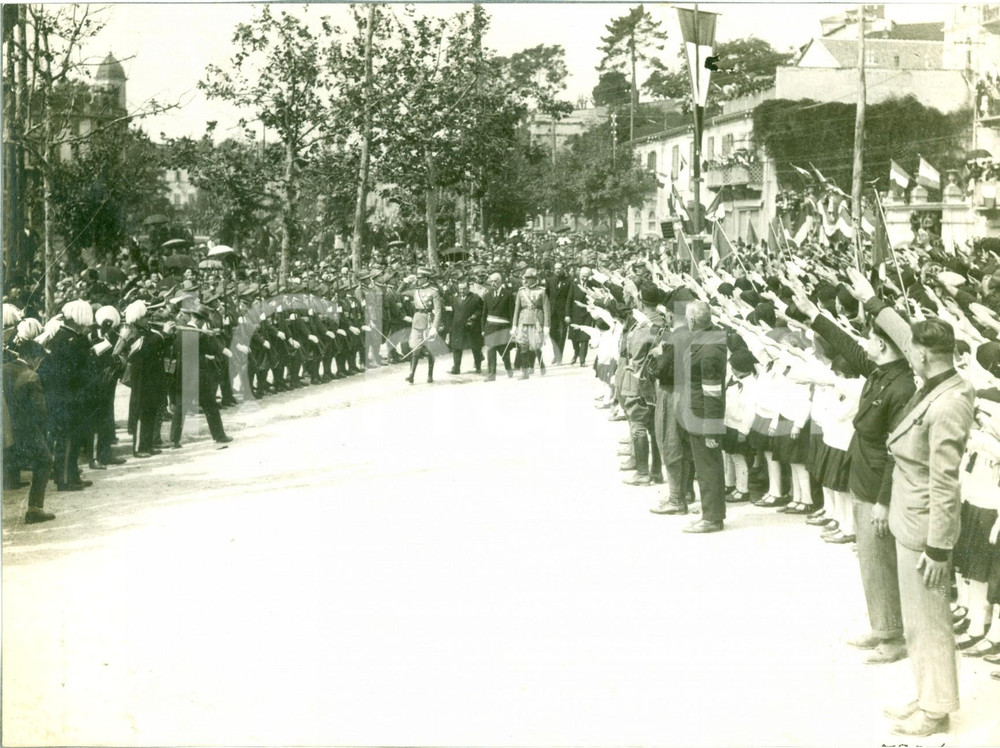 Fotografia d epoca originale 1930 ca TORINO Alpini fucilieri Piccole Italiane salutano UMBERTO II Fotografia 1