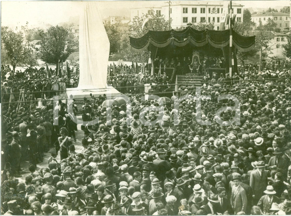 Documento originale, autentico 1930 ca TORINO RIVA DESTRA Colonna ai Caduti coperta per l inaugurazione Foto 1