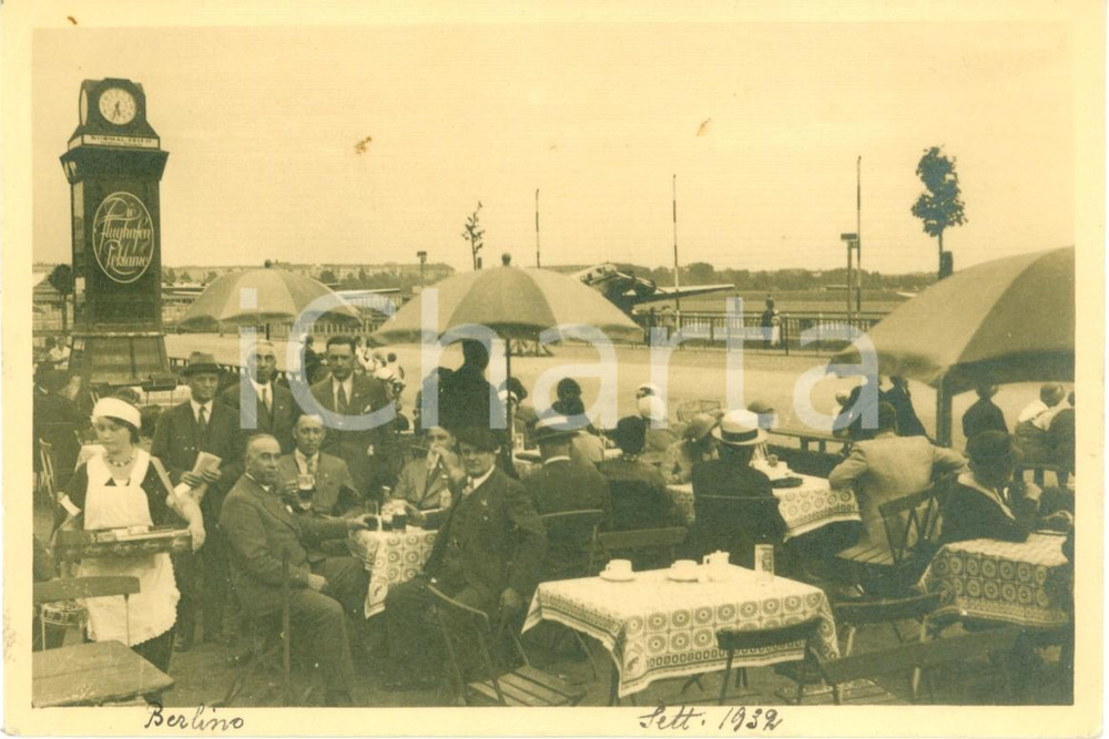 Fotografia d epoca originale 1932 BERLIN Turisti ai tavolini di un bar TEMPELHOF FLUGHAFEN Fotografia 1