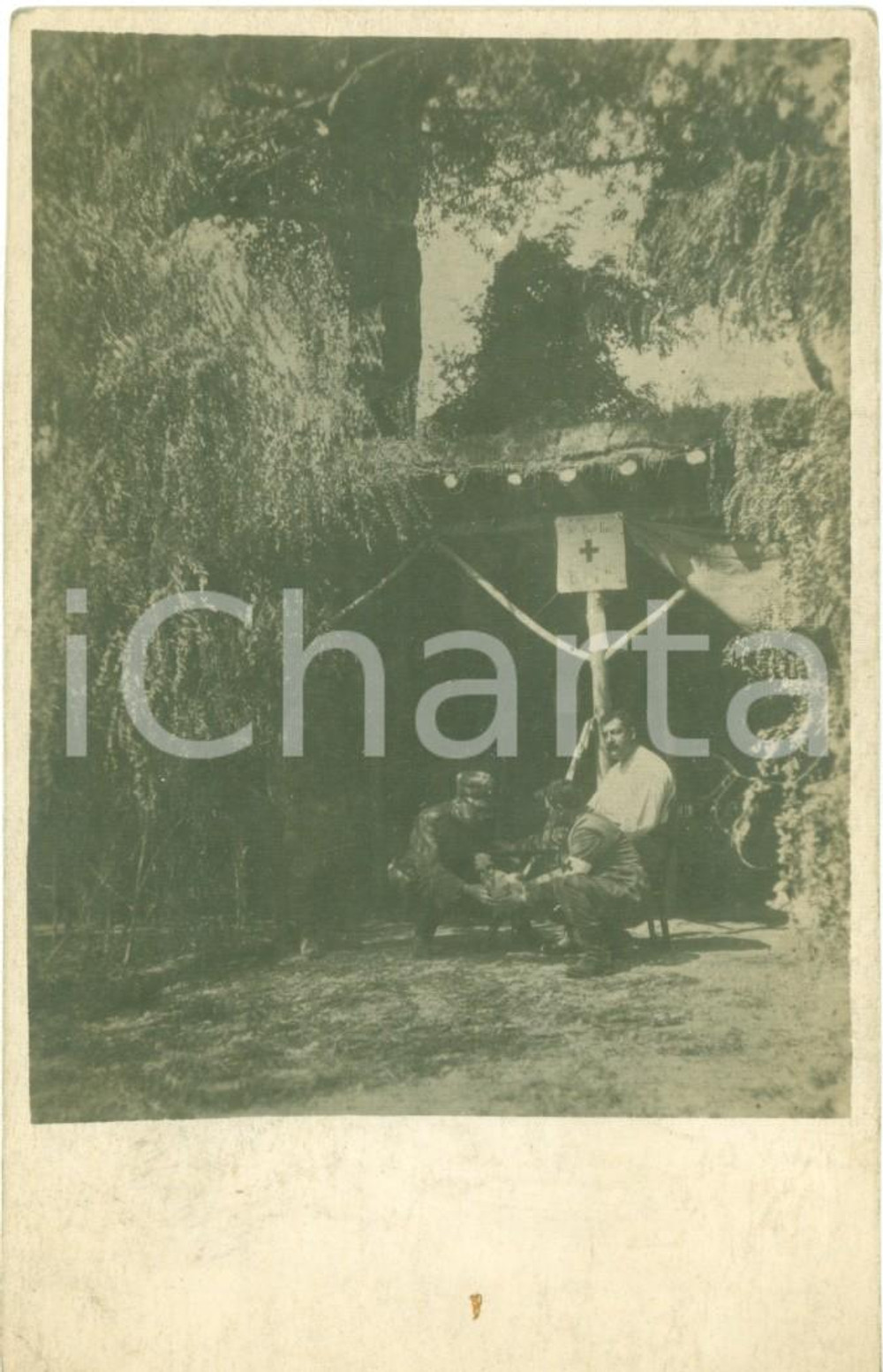 Fotografia d epoca originale 1917 FRONTE DEL PIAVE WW1 Soldato ferito al posto di medicazione Fotocartolina 1