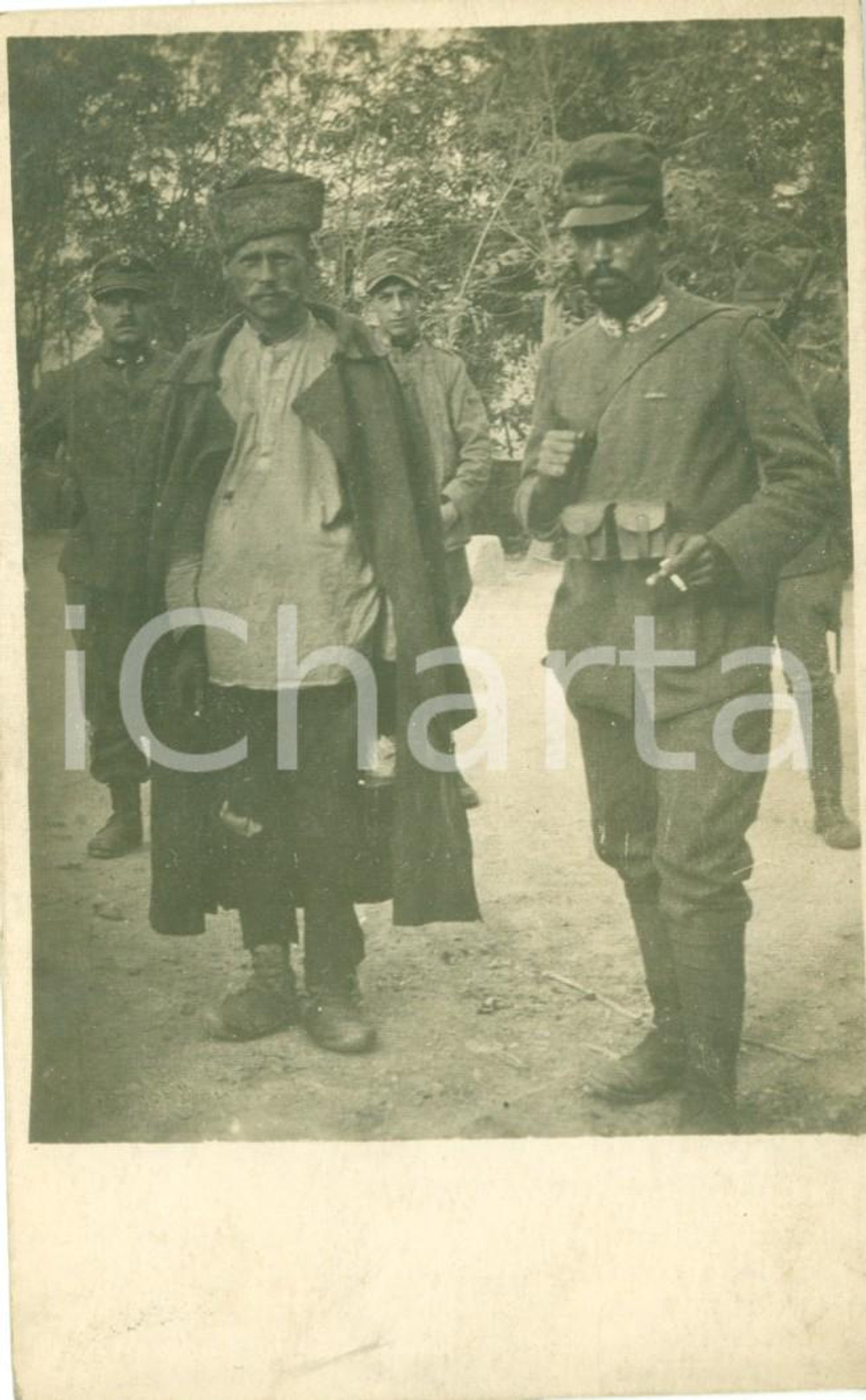 Fotografia d epoca originale 1917 FRONTE DEL PIAVE WW1 Ufficiali italiani con prigioniero russo Fotocartolina 1