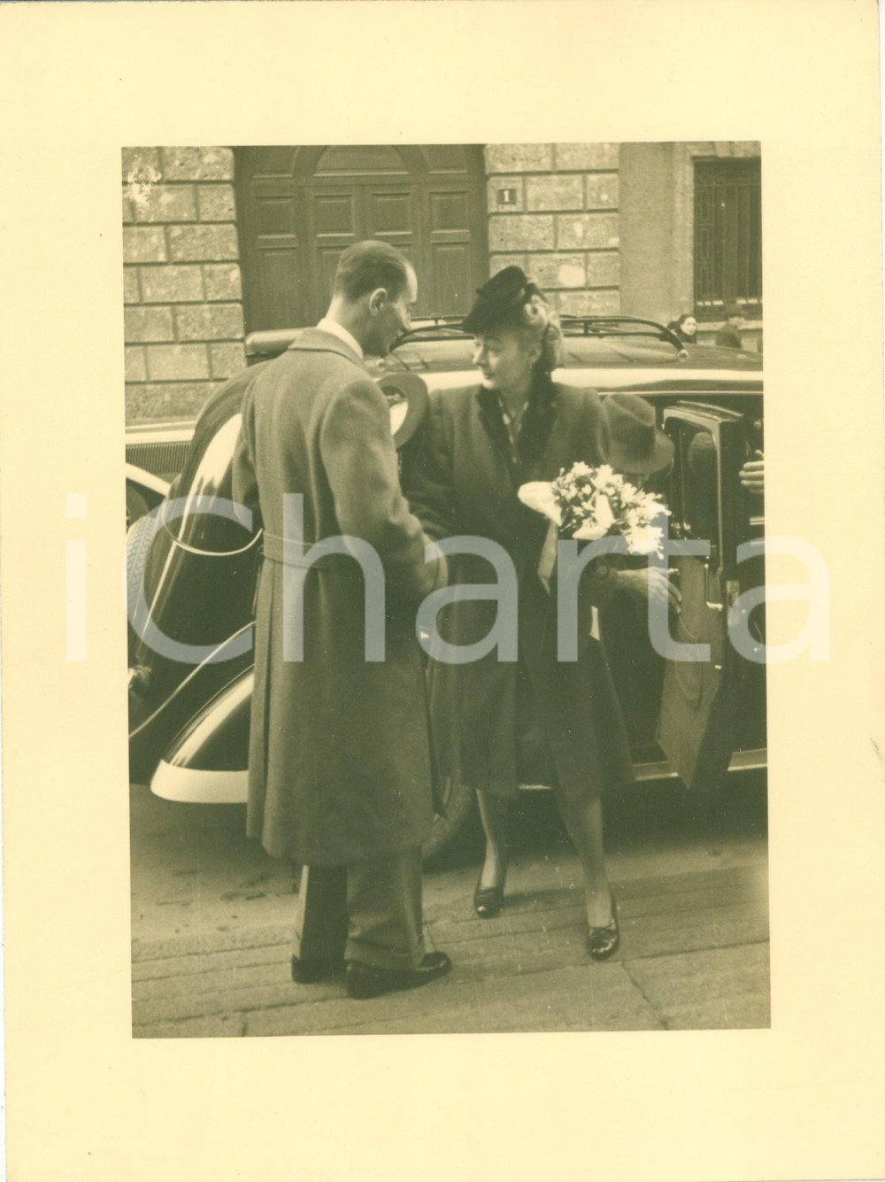 Fotografia d epoca originale 1942 MILANO Indro MONTANELLI Margarethe COLINS TARSIENNE sposi salgono in auto 1