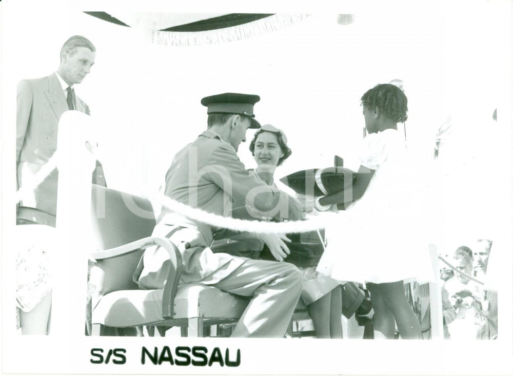Fotografia d epoca originale 1955 NASSAU BAHAMAS Principessa Margaret d INGHILTERRA riceve doni CLIFFORD PARK 1