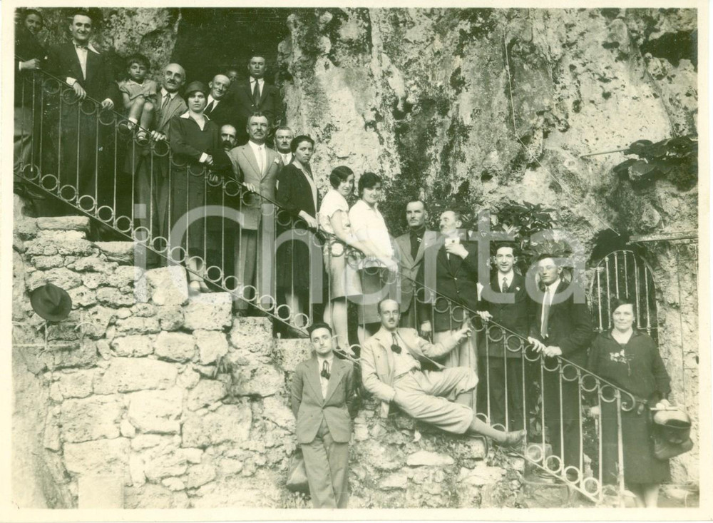 Fotografia d epoca originale 1935 VALGANNA VA Gruppo Rionale Fascista BRANCA visitano LE GROTTE Foto 1