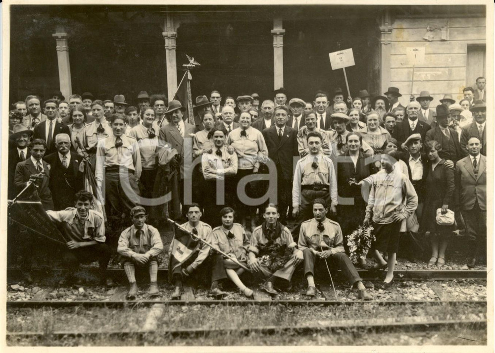 Fotografia d epoca originale 1935 GROTTE DI VALGANNA VA G.R.F. BRANCA alla stazione ferroviaria Fotografia 1