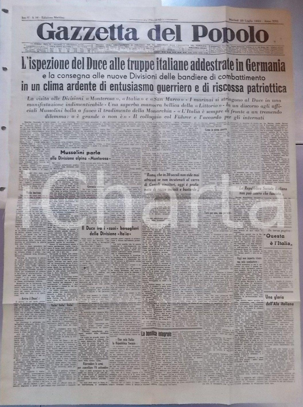 1944 WW2 GAZZETTA DEL POPOLO RSI Ispezione di MUSSOLINI a truppe in GERMANIA DATA: 25 luglio 1944 - WW2TITOLO: GAZZETTA DEL POPOLO - RSIL'ISPEZIONE DEL DUCE ALLE TRUPPE ITALIANE ADDESTRATE IN GERMANIADESCRIZIONE: Rara copia dell'edizione della Gazzetta del Popolo del 25 luglio 1944, con il resoconto dell'ispezione di Mussolini alle truppe italiane di stanza in Germania e della consegna delle bandiere di combattimento alle nuove Divisioni:"... La visita alle Divisioni 'Monterosa', 'Italia' e 'San Marco'... il viaggio si &egrave; svolto attraverso un paese proteso nel suo sforzo bellico, stretto intorno al suo F&uuml;hrer...".PAGINE: 2DIMENSIONI: cm 42 x 59CONDIZIONI: buone (ma piegature coeve; la seconda pagina &egrave; parzialmente coperta da un foglio di album con rassegna stampa applicata).Documento d'epoca, originale, autentico.    originale e autentica 1