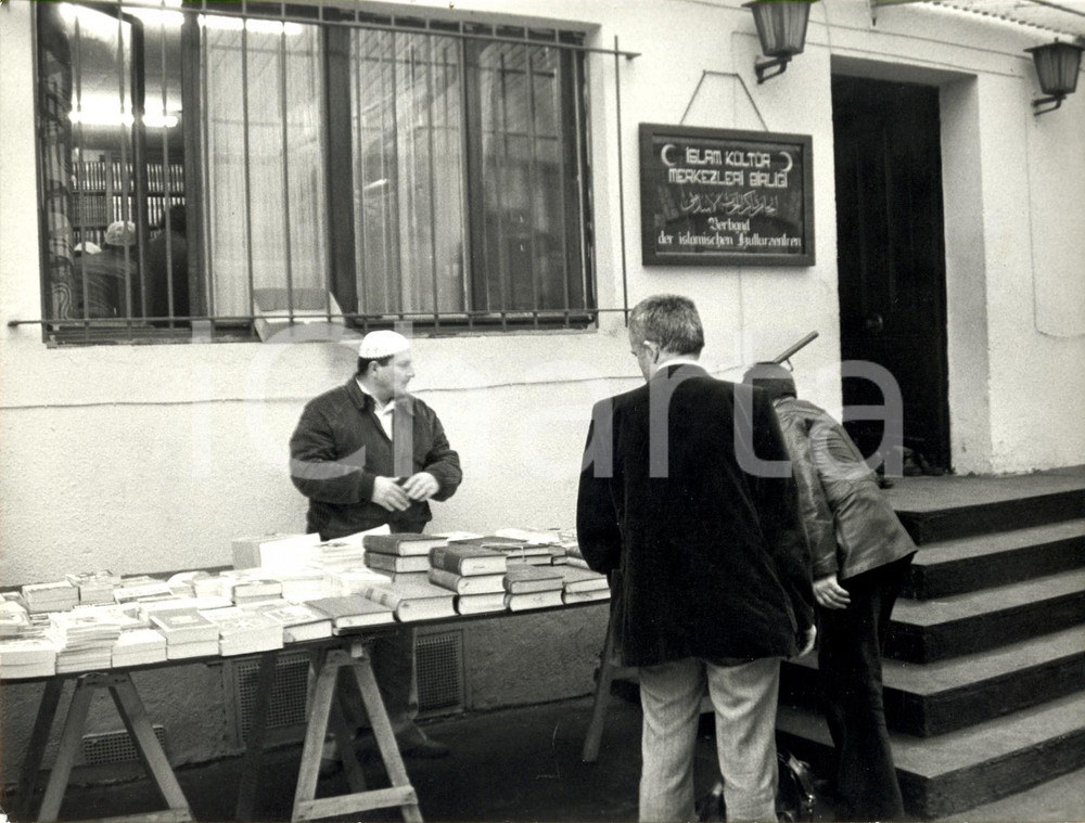 Fotografia d epoca originale 1981 KOLN Venditore di CORANI fuori dalla moschea del centro culturale turco 1 1