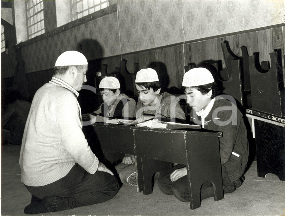 Fotografia d epoca originale 1981 KOLN Studenti turchi leggono Corano all insegnante alla scuola coranica 1