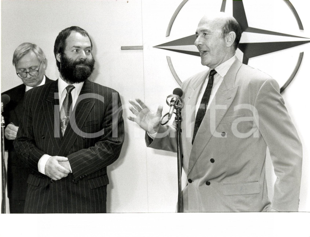 Fotografia d epoca originale 1990 BRUXELLES Markus MECKEL e Manfred WORNER dopo loro primo incontro ufficiale 1