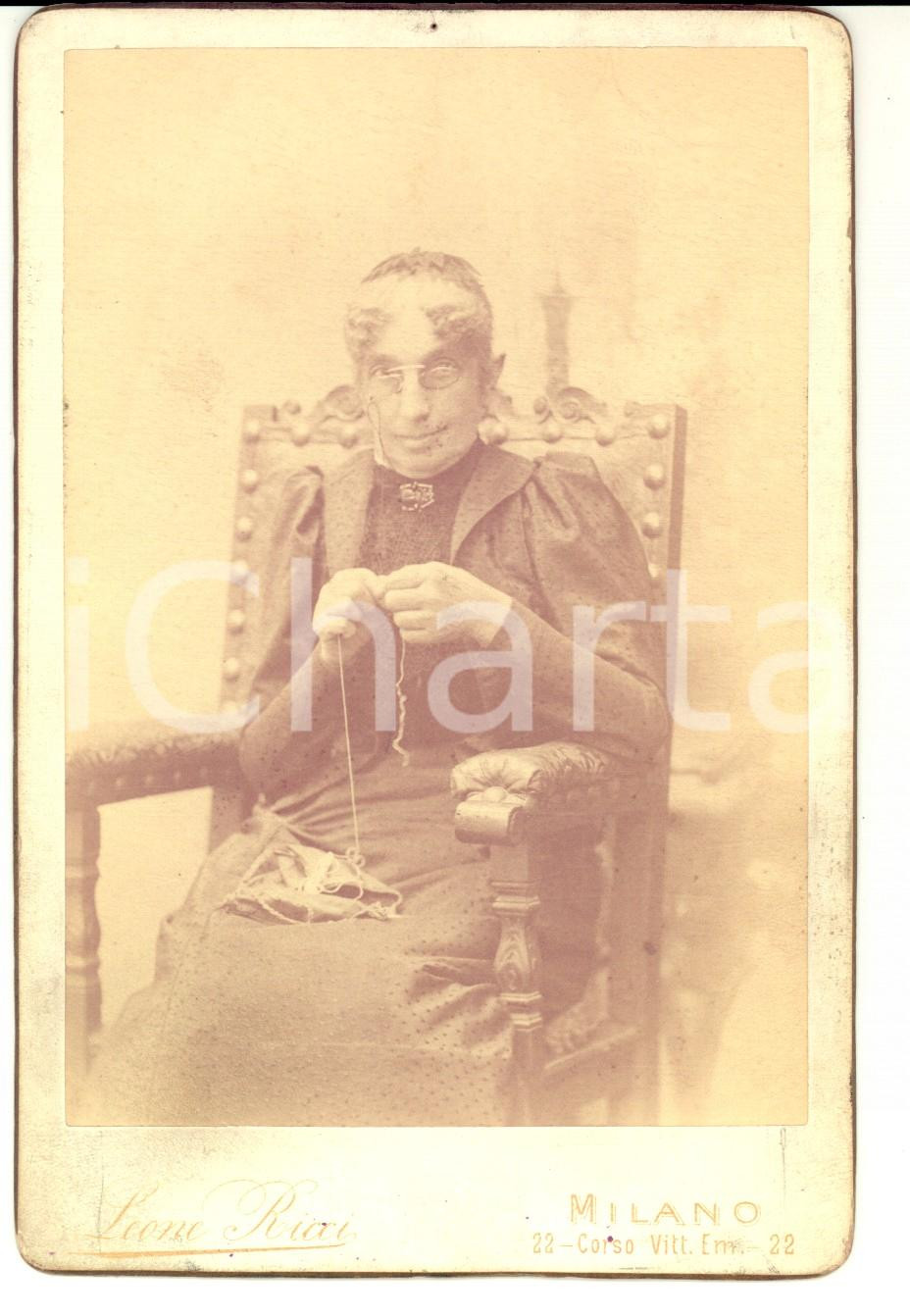 Fotografia d epoca originale 1900 ca MILANO Anziana donna dedita al cucito Fotografia LEONE RICCI 11x17 1