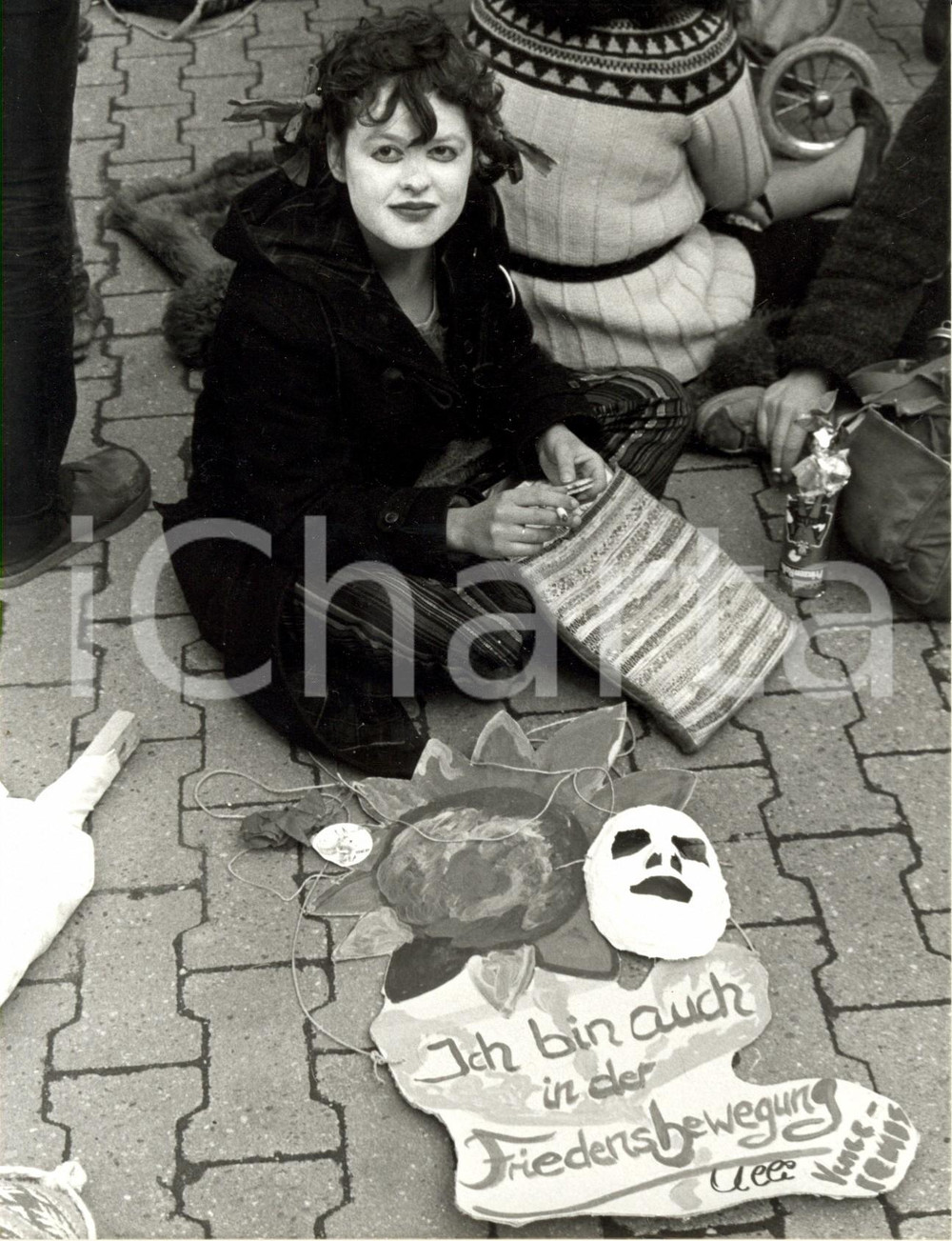 Fotografia d epoca originale 1982 ARSBECK D Una partecipante alla OSTERMASCH per la pace durante una pausa 1