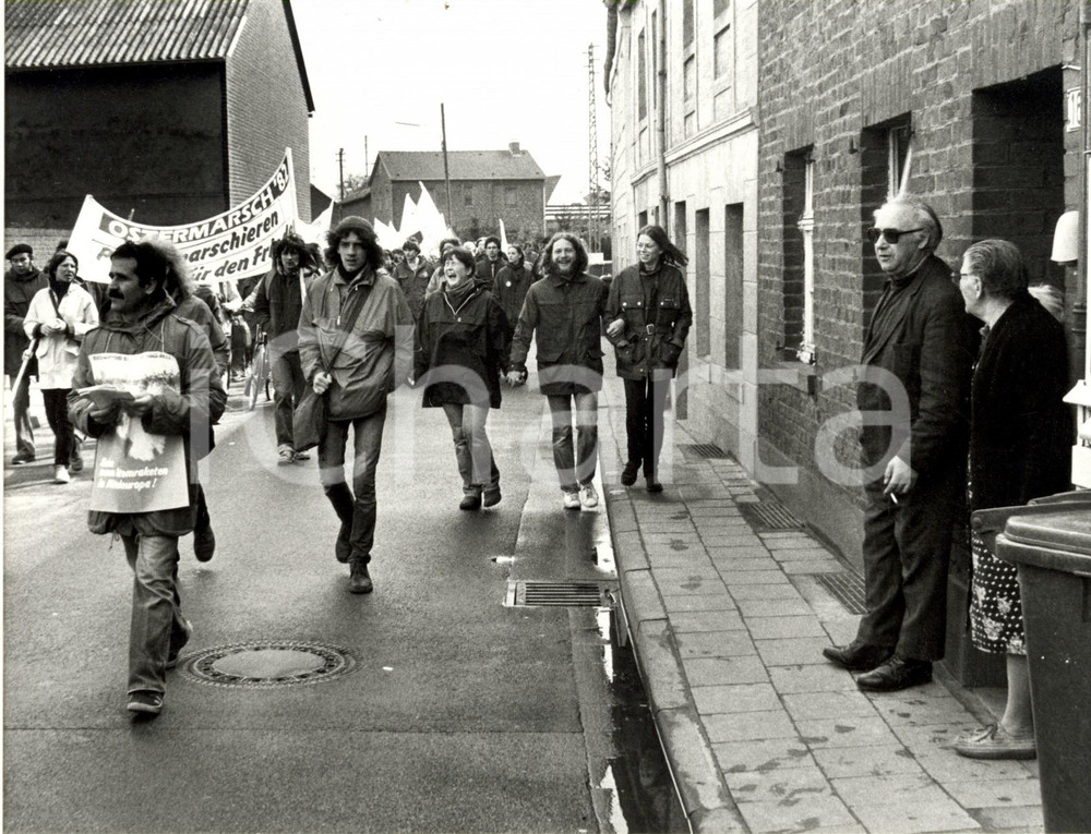 Fotografia d epoca originale 1982 TUSCHENBROICH Passaggio dei partecipanti alla OSTERMARSCH per la pace 1