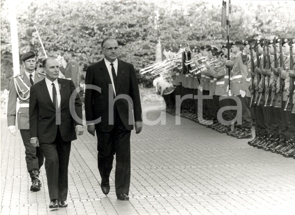Fotografia d epoca originale 1982 BONN D Helmut KOHL e FranÃ§ois MITTERRAND omaggiati da picchetto d onore 1