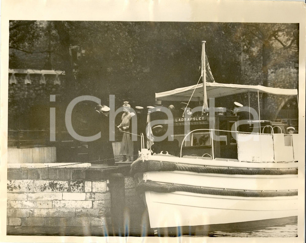 Fotografia d epoca originale 1938 TOWER OF LONDON UK Mary di TECK sbarca da LADY APSLEY al QUEEN S STAIRS 1