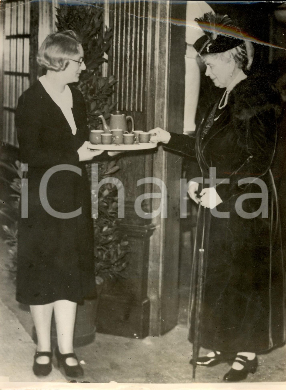 1920 ca LONDON (UK) Mary di TECK esamina tazze da caffè BRITISH INDUSTRIES FAIR
