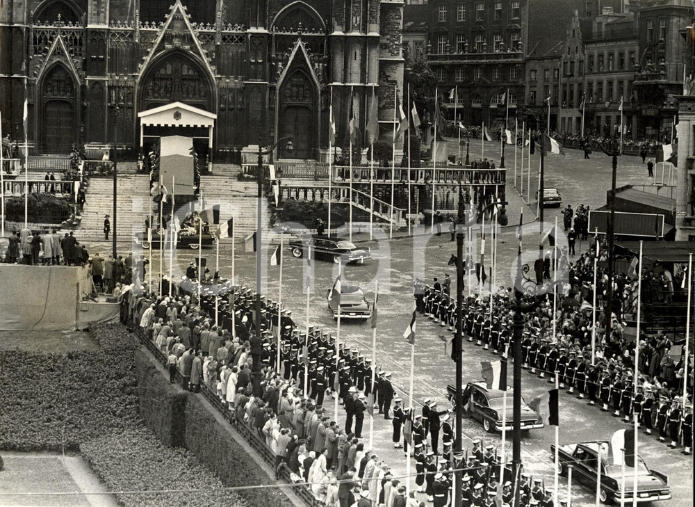Fotografia d epoca originale 1959 BRUXELLES Nozze ALBERTO di LIEGI Paola RUFFO Arrivo auto sposi SANTA GUDULA 1