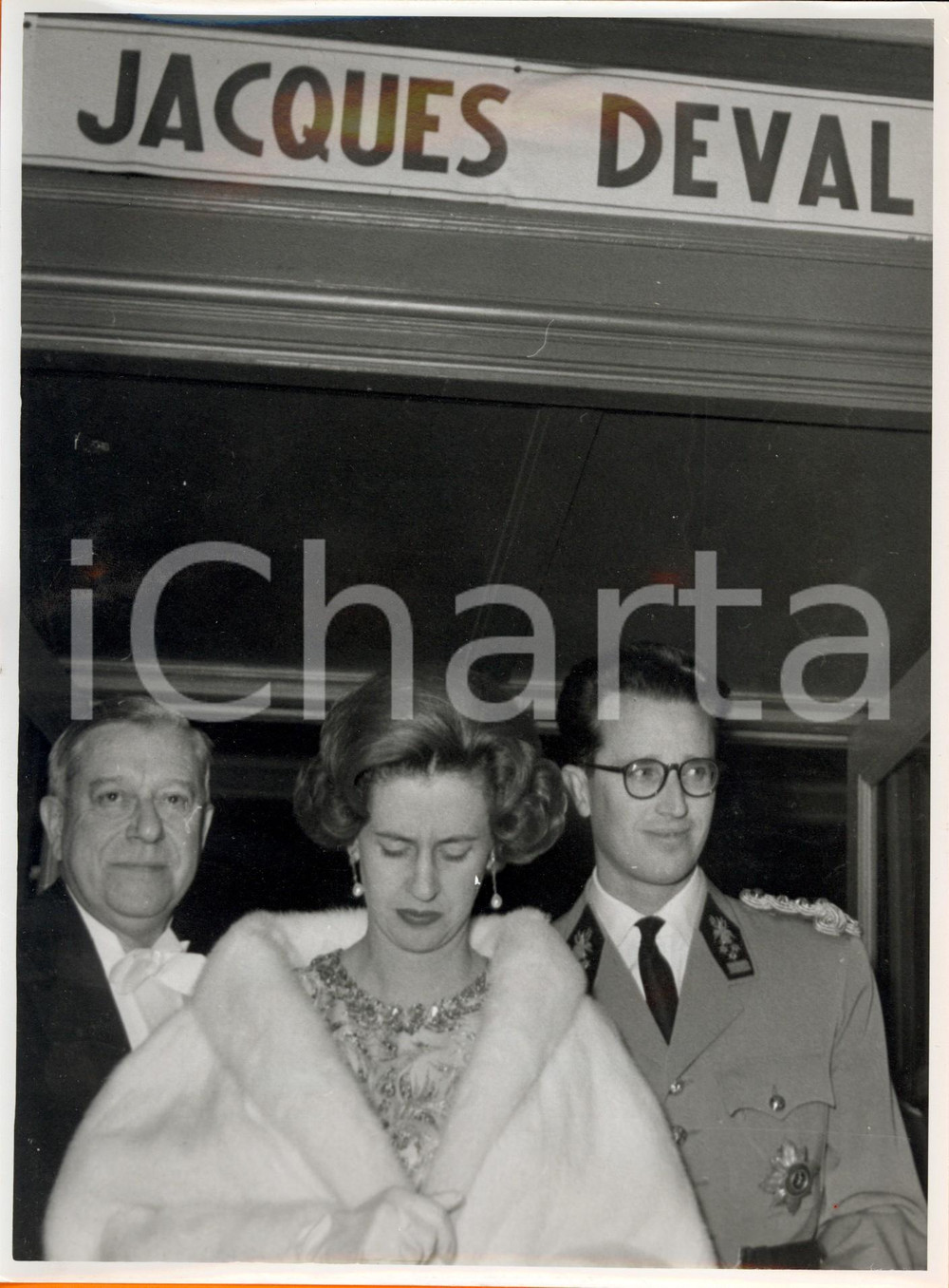 Fotografia d epoca originale 1962 BRUXELLES Re BALDOVINO e regina FABIOLA all ingresso del Theatre du PARC 1