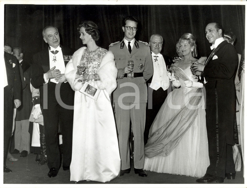 Fotografia d epoca originale 1962 BRUXELLES B BALDOVINO e FABIOLA con artisti al Gala del Theatre DU PARC 1