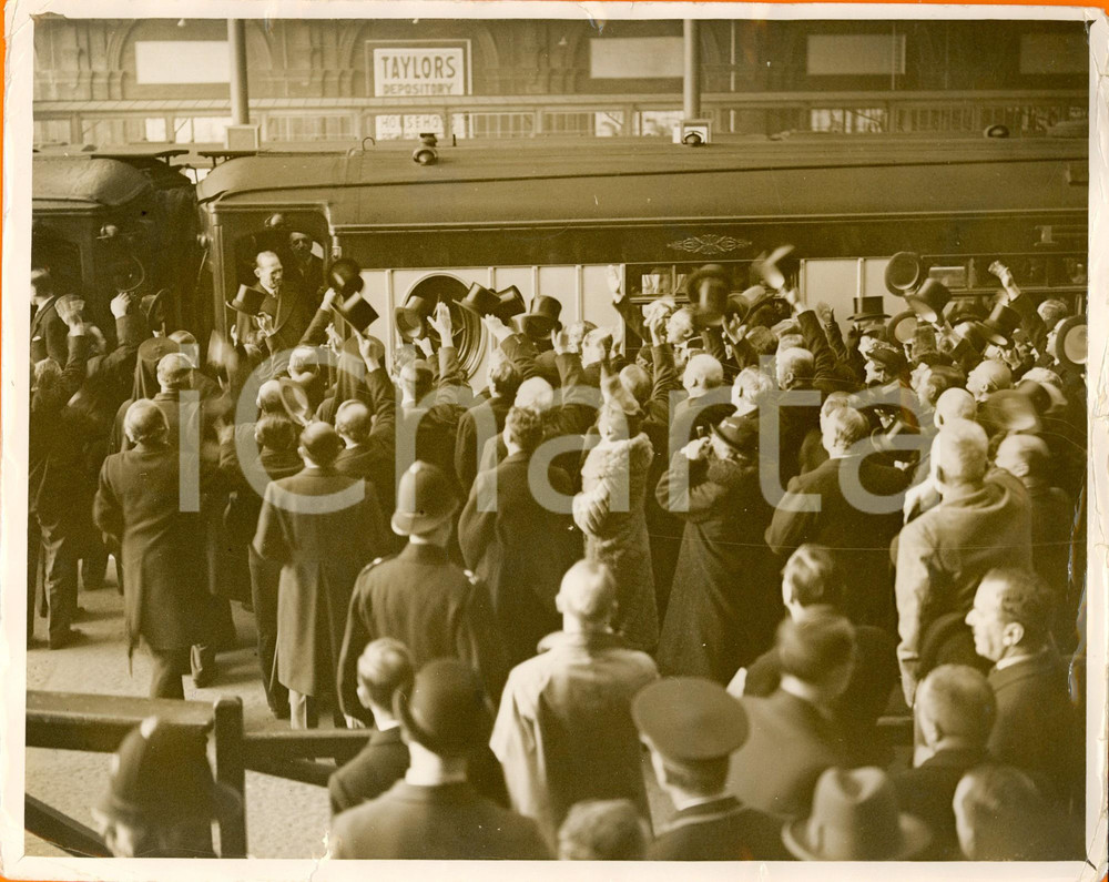 Fotografia d epoca originale 1945 ca LONDON VICTORIA STATION Giorgio II di GRECIA ritorna in patria da esilio 1